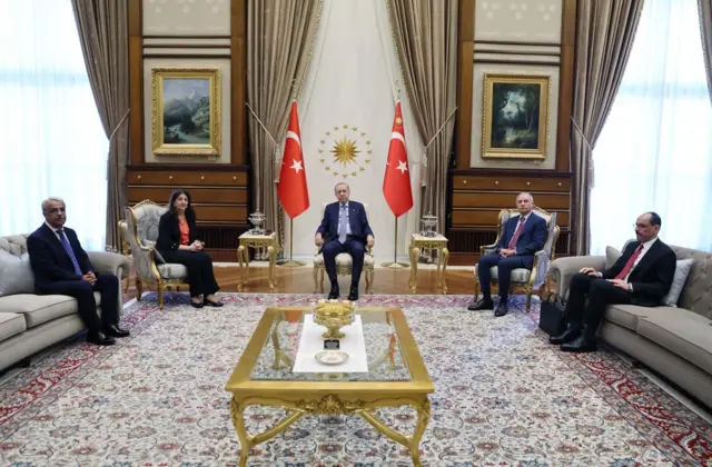 Cumhurbaşkanı ve AKP Genel Başkanı Recep Tayyip Erdoğan, 7 Temmuz'da DEM Parti'nin İmralı heyetinde yer alan TBMM Başkanvekili ve Van Milletvekili Pervin Buldan ile Şanlıurfa Milletvekili Mithat Sancar'ı kabul etmişti