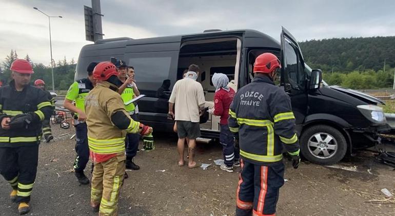 Ünlü şarkıcı Çağan Şengül kaza yaptı Minübüs bariyerlere saplandı