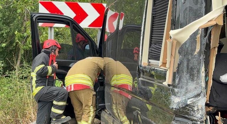 Ünlü şarkıcı Çağan Şengül kaza yaptı Minübüs bariyerlere saplandı