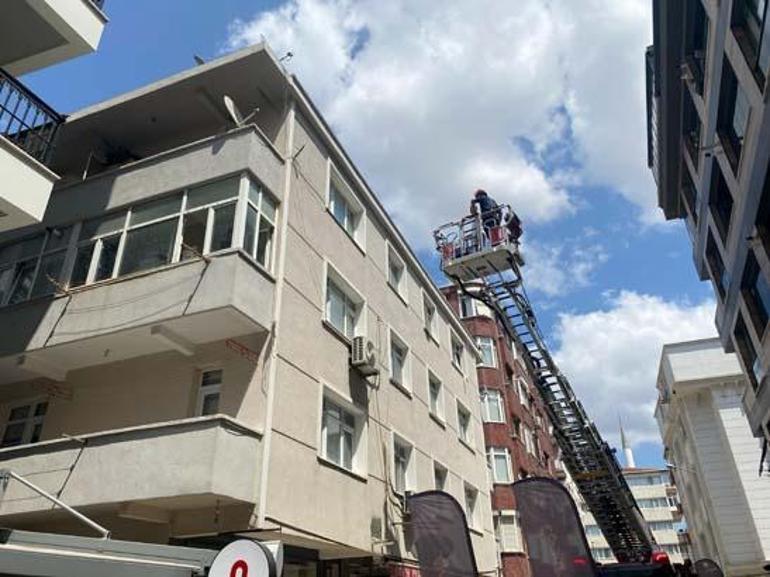Panik anları... 5 katlı bina yıkım sırasında yandaki binanın üzerine çöktü