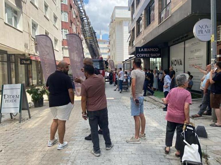 Panik anları... 5 katlı bina yıkım sırasında yandaki binanın üzerine çöktü