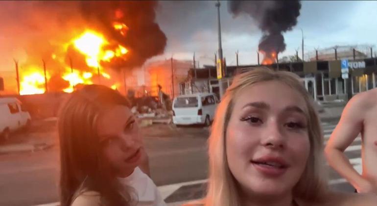 Yanan petrol deposunun önünde video çeken iki kadın gözaltına alındı