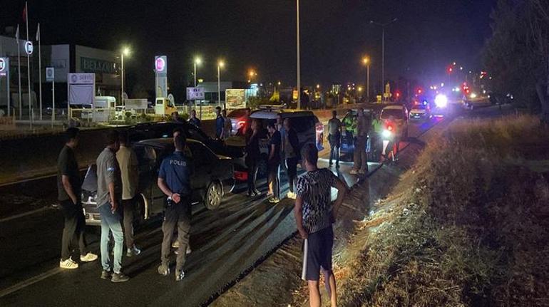 Polisten kaçan araç kaza yaptı Araçtan 11 kişi çıktı ve hemen gözaltına alındı