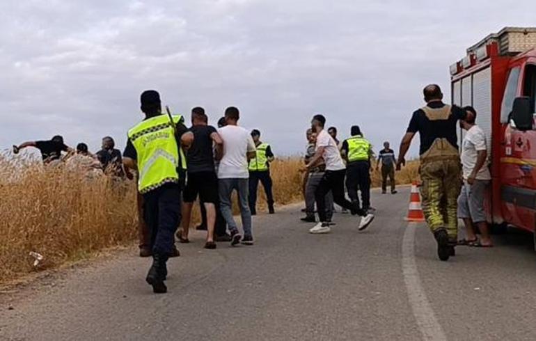 Takla atan otomobilde sürücü hayatını kaybetti, yakınları yaralıya saldırdı