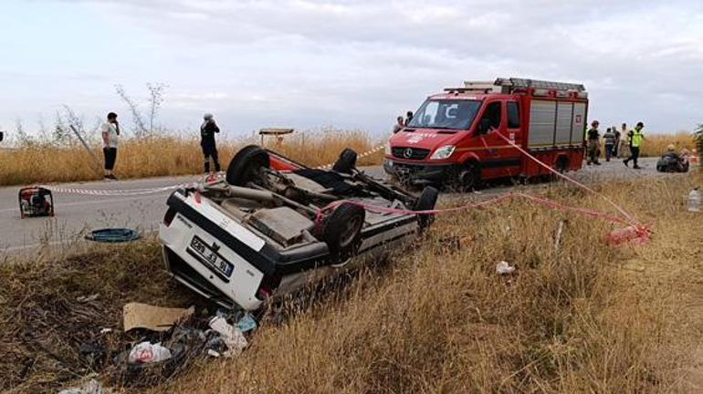 Takla atan otomobilde sürücü hayatını kaybetti, yakınları yaralıya saldırdı