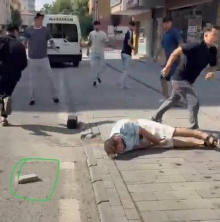 Yer: Kayseri... Sokakta kavga ettiler, bir kişiyi taşla bayılttılar