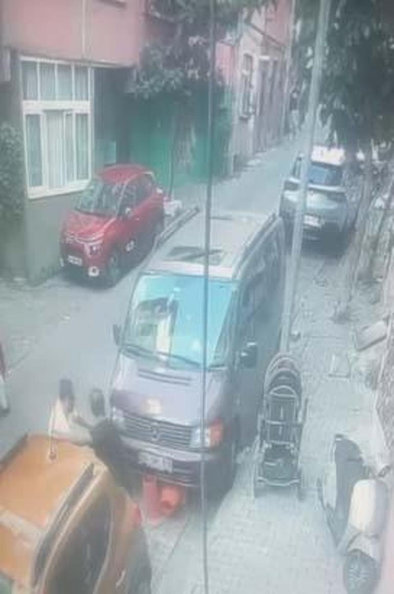 Freni arızalanan araç bir anda hareket etti Ölümden kaçış kamerada