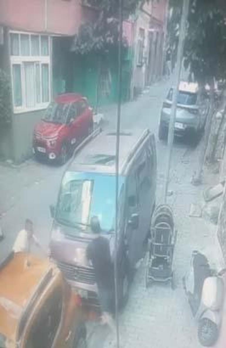 Freni arızalanan araç bir anda hareket etti Ölümden kaçış kamerada
