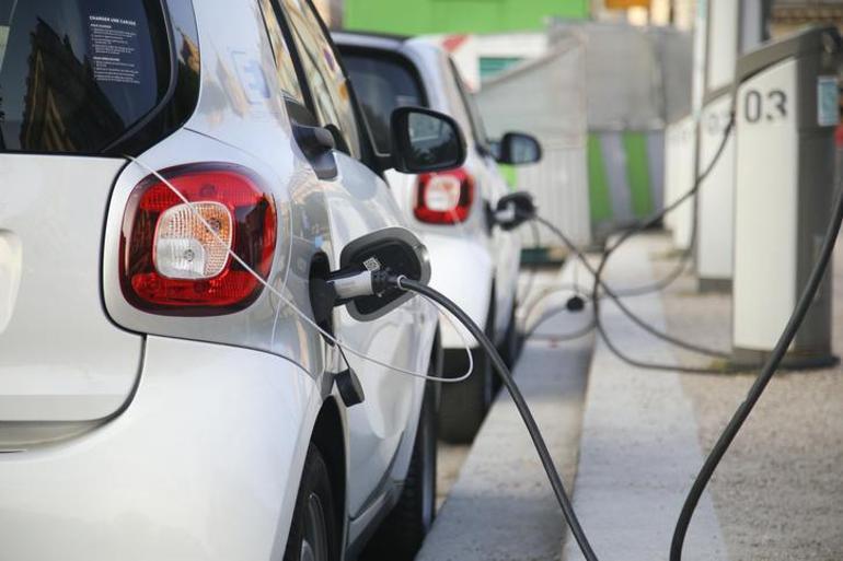 Türkiye’de elektrikli otomobil satışları patladı 100 bin barajı aşıldı...