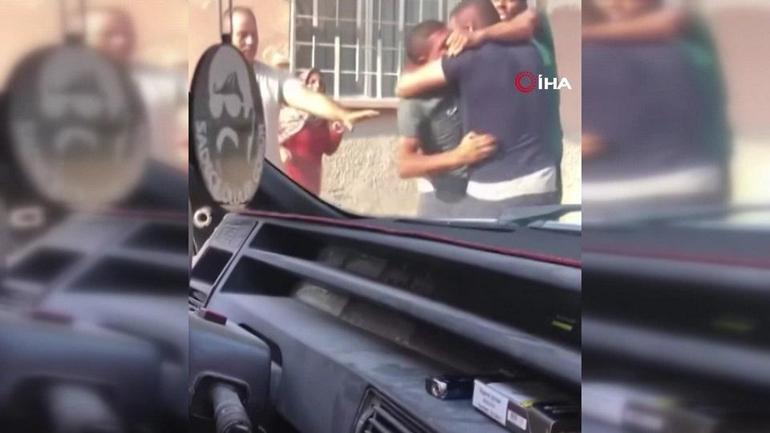 Hatayda tekmeli-yumruklu kavga: Sokak boks ringine döndü