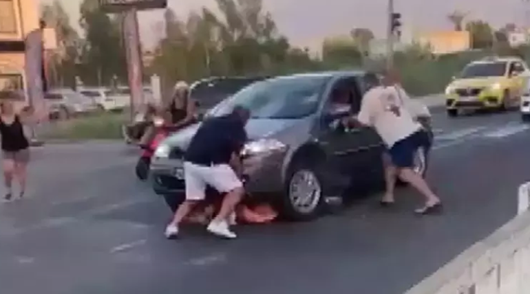 İstanbulda taksici dehşeti Tartıştığı genç kızı tek yumrukla bayılttı