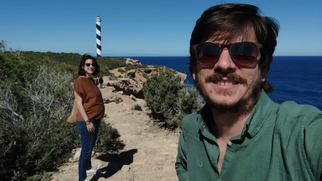Pablo Garrigos ve Almudena Velasco çifti denize bakan bir yamacın kenarında görülüyor