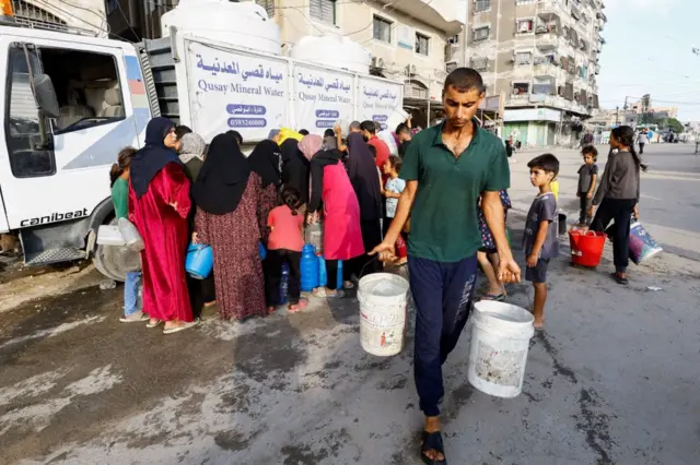 Gazze'de su dağıtımı kuyruğunda bekleyen halk (6 Ağustos)