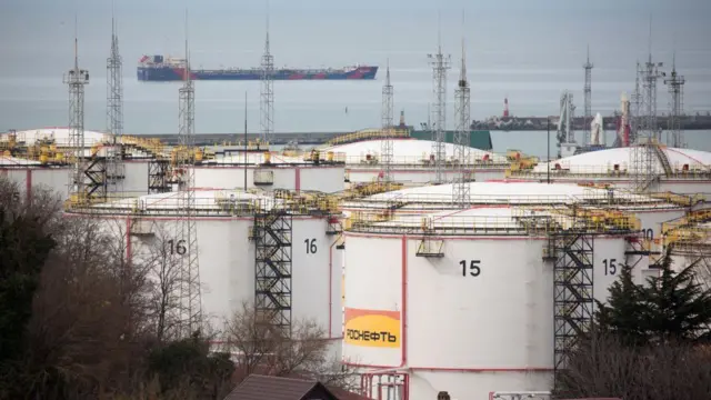 Rusya'nın Tuapse bölgesindeki petrol tankları ve geçen bir petrol tankeri. 