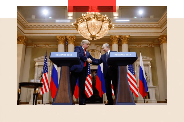 Donald Trump ve Vladimir Putin ortak basın toplantısında el sıkışırken. 