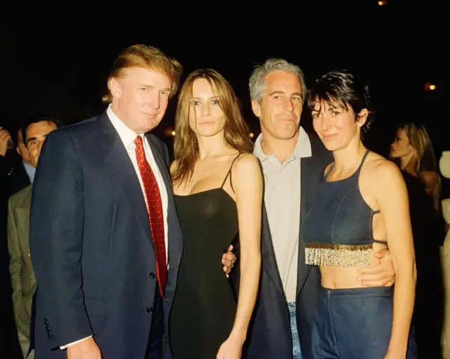 ABD Başkanı Donald Trump, ileride eşi olacak kız arkadaşı Melania Krauss, Jeffrey Epstein ve Ghislaine Maxwell 12 Şubat 2000 yılında, Florida'daki bir partide.